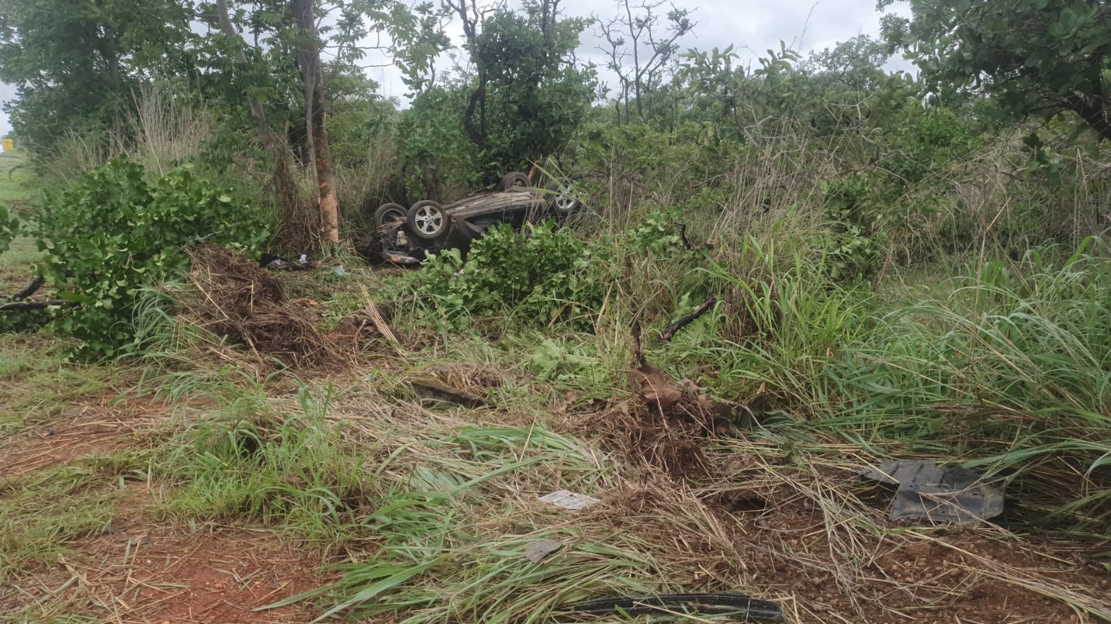 Idoso morre e esposa dele fica ferida em capotamento na BR-135