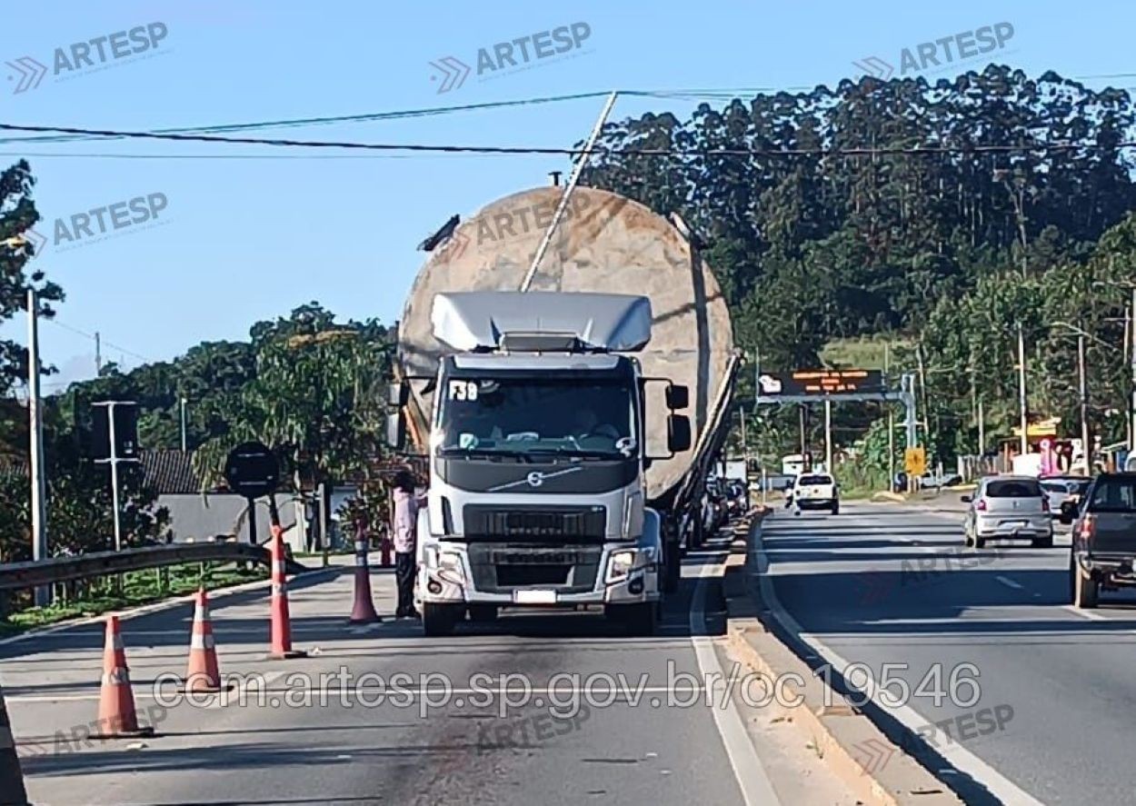 Carreta com excesso de carga derruba fiação e interdita faixa na Mogi-Bertioga