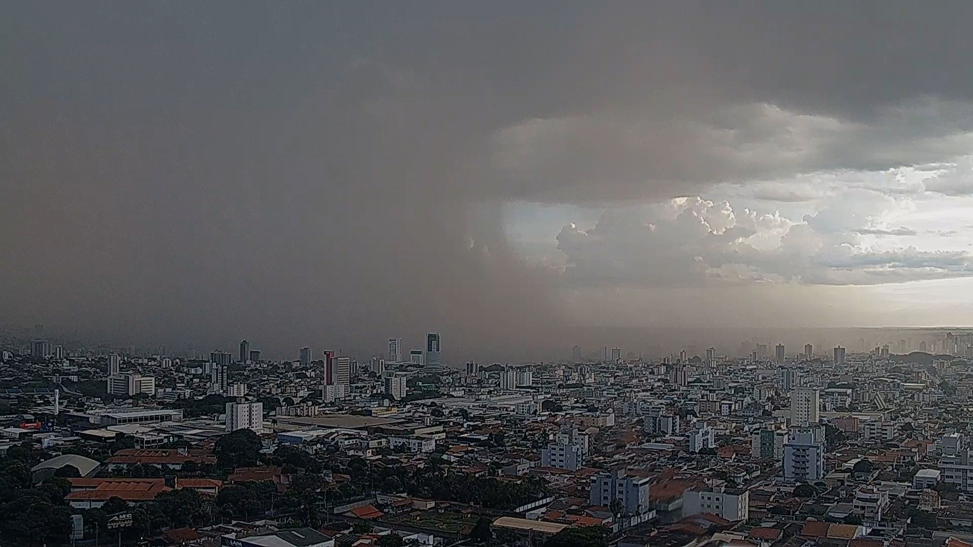 VÍDEO: Forte chuva causa transtornos em Uberlândia