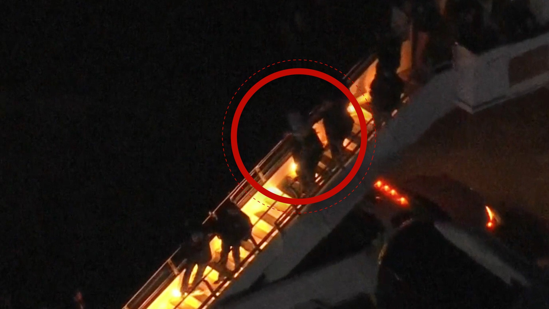 Vídeo mostra chegada de Maduro aos EUA após captura na Venezuela