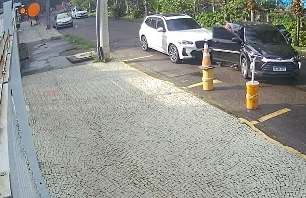 Criminosos abordam carro branco onde estava casal na Barra — Foto: Reprodução
