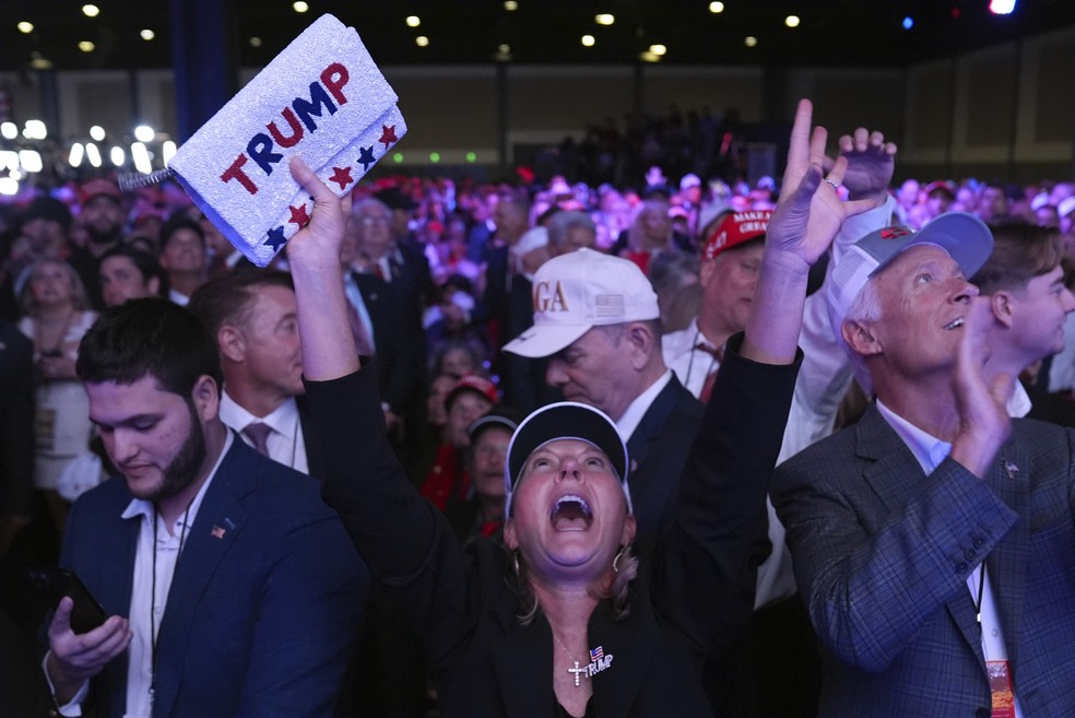 Apoiadores de Trump comemoram — Foto: Evan Vucci/AP