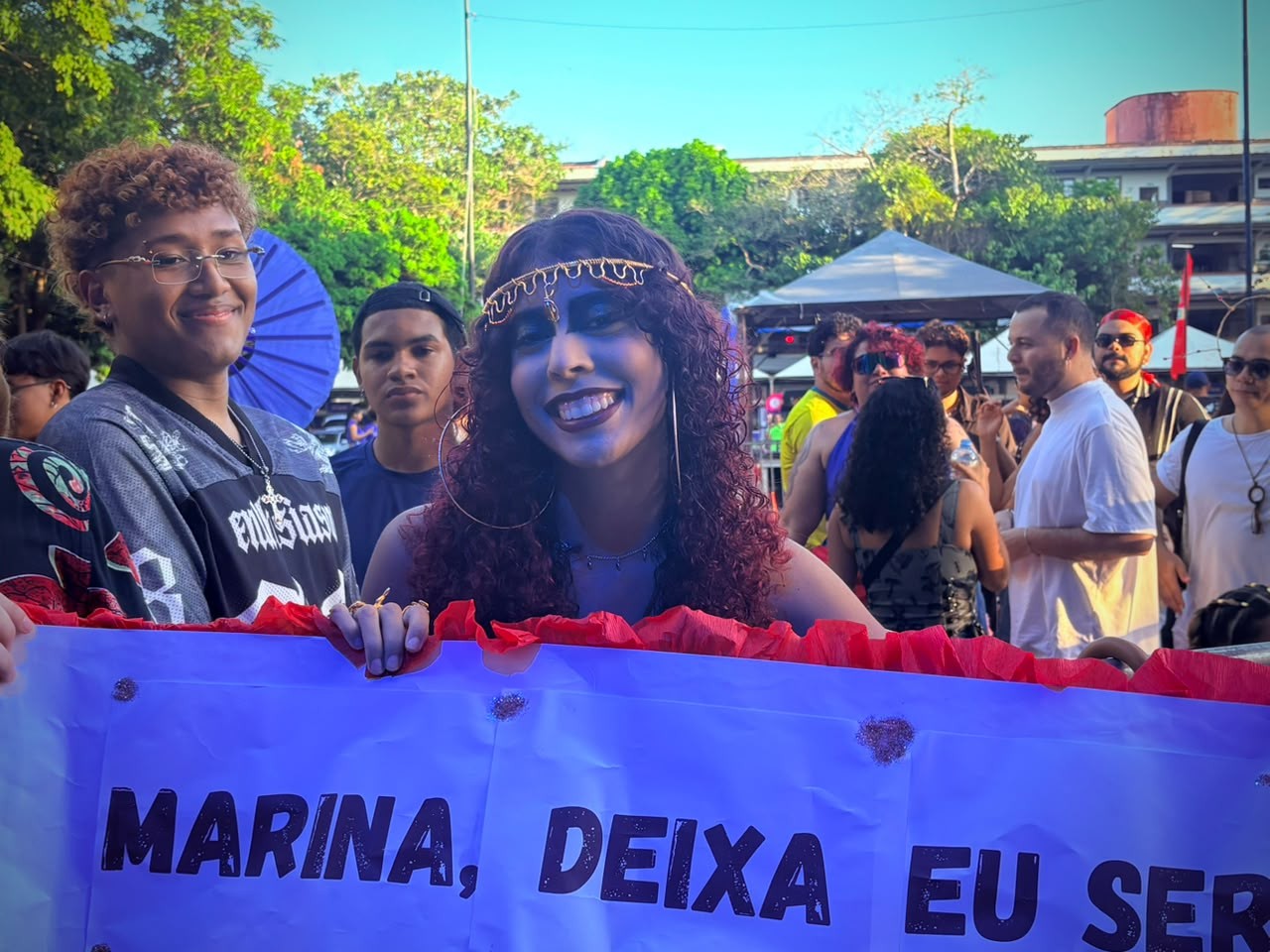 Fãs de Marina Sena chegam cedo à Praça da Bandeira para show em Macapá: 'Quero vê-la bem de perto'