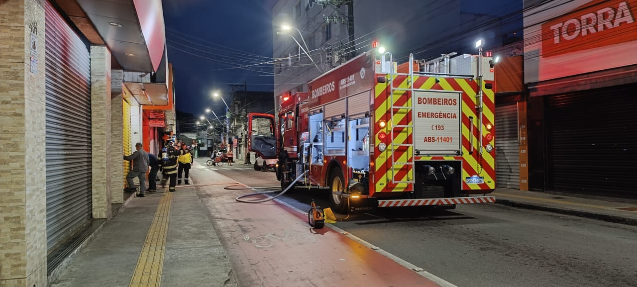 Fritadeira causa incêndio em pastelaria na região central de Caraguatatuba, SP