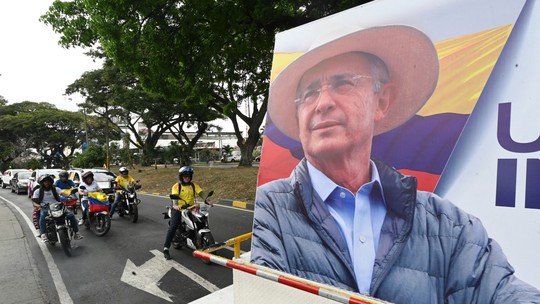 Justiça condena ex-presidente colombiano Álvaro Uribe a 12 anos de prisão domiciliar