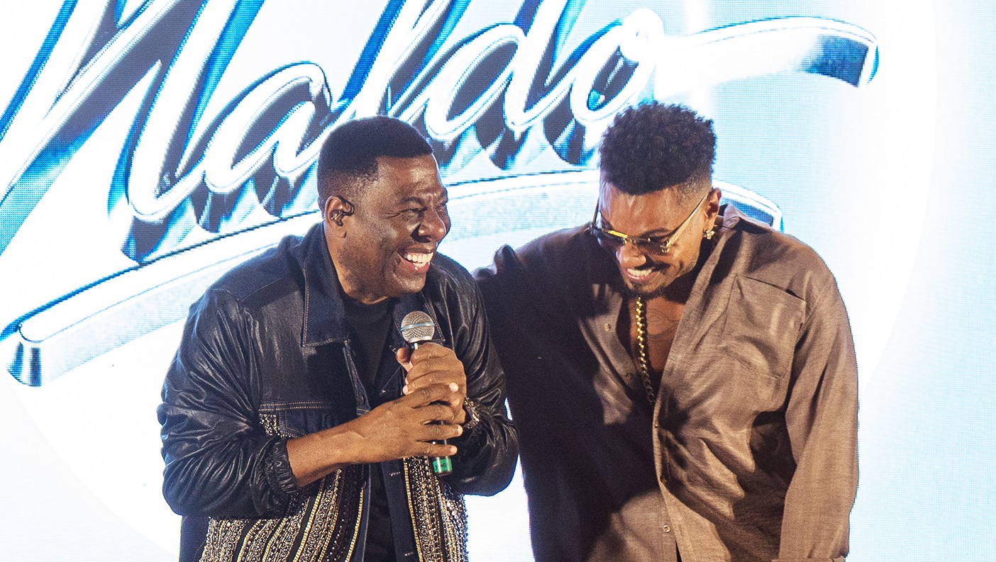 Naldo Benny recebe Netinho de Paula em casa para feats em dois sucessos do grupo de pagode Negritude Junior