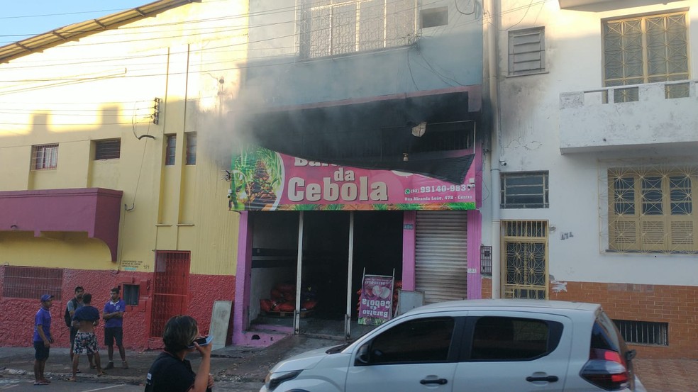 Incêndio atinge comércio no Centro. — Foto: Laerte Baraúna/Rede Amazônica