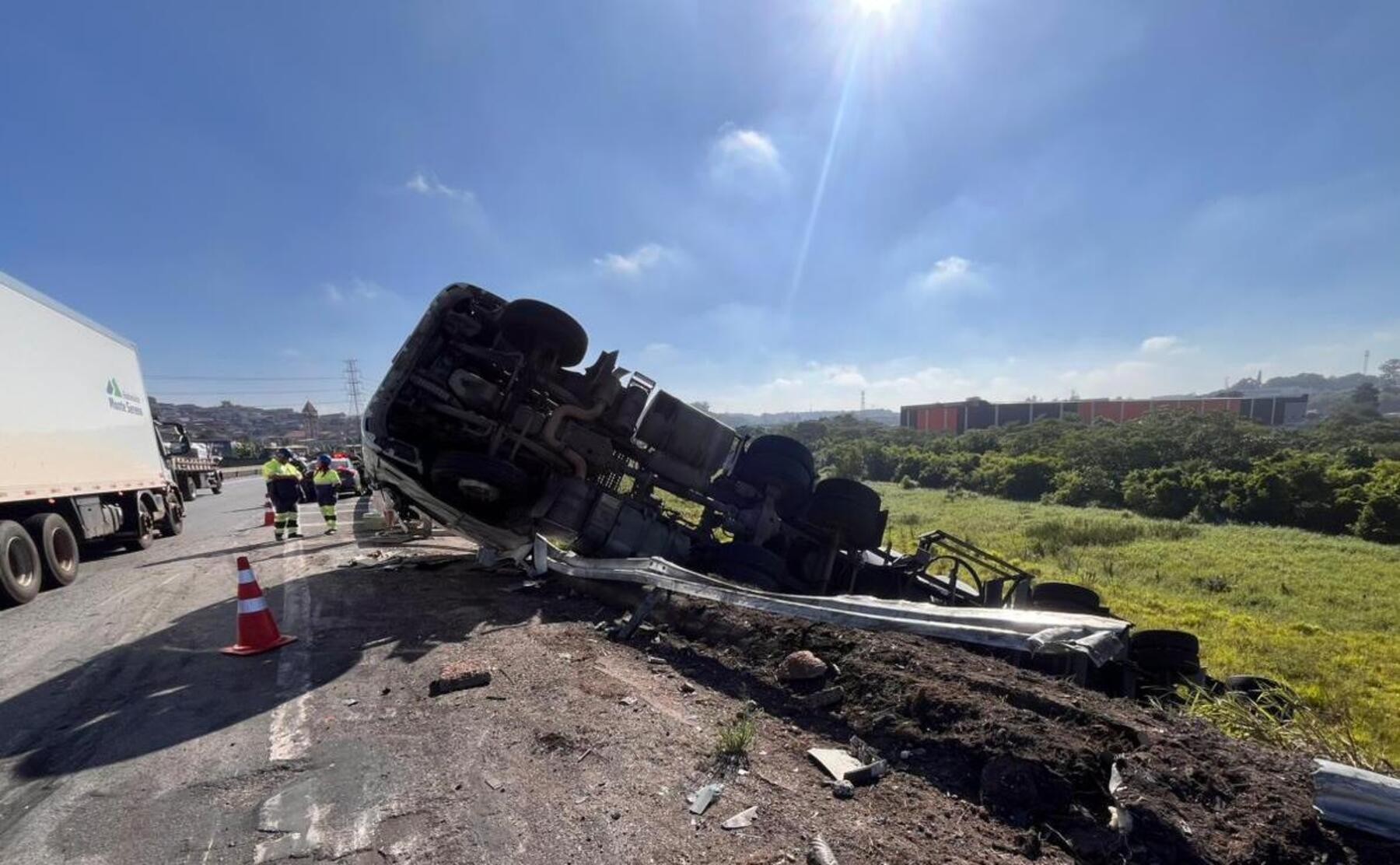 Carreta com 57 toneladas tomba em acesso do Rodoanel em Itaquaquecetuba
