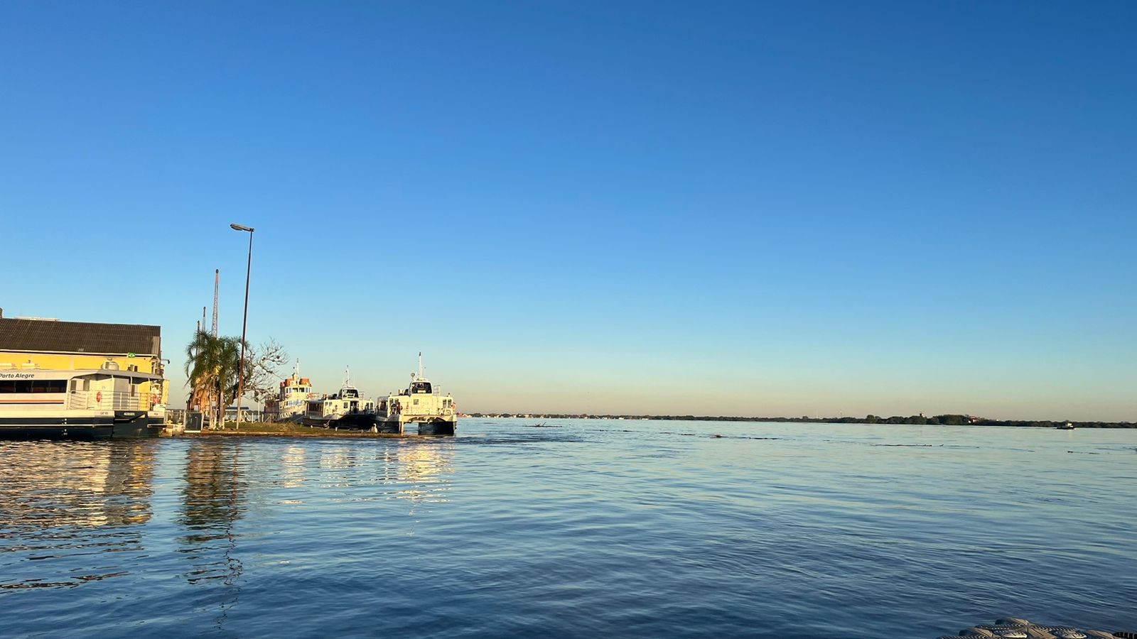 Guaíba atinge cota de inundação em Porto Alegre