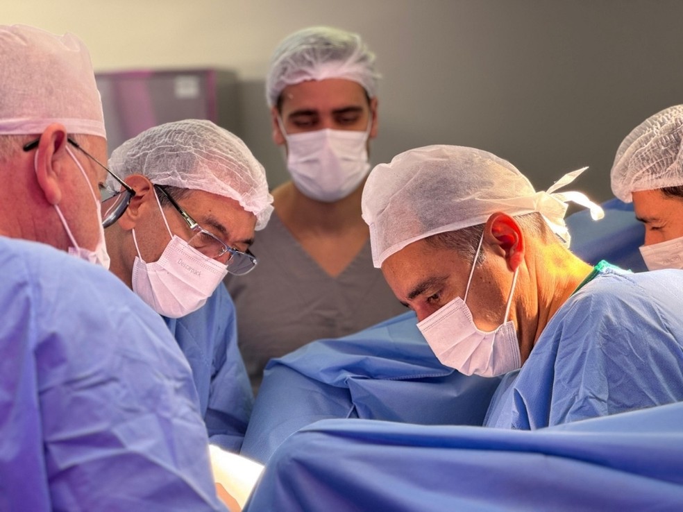 Equipe m&eacute;dica durante a realiza&ccedil;&atilde;o da Cirurgia Genital Afirmativa de G&ecirc;nero &mdash; Foto: Urologistas Associados