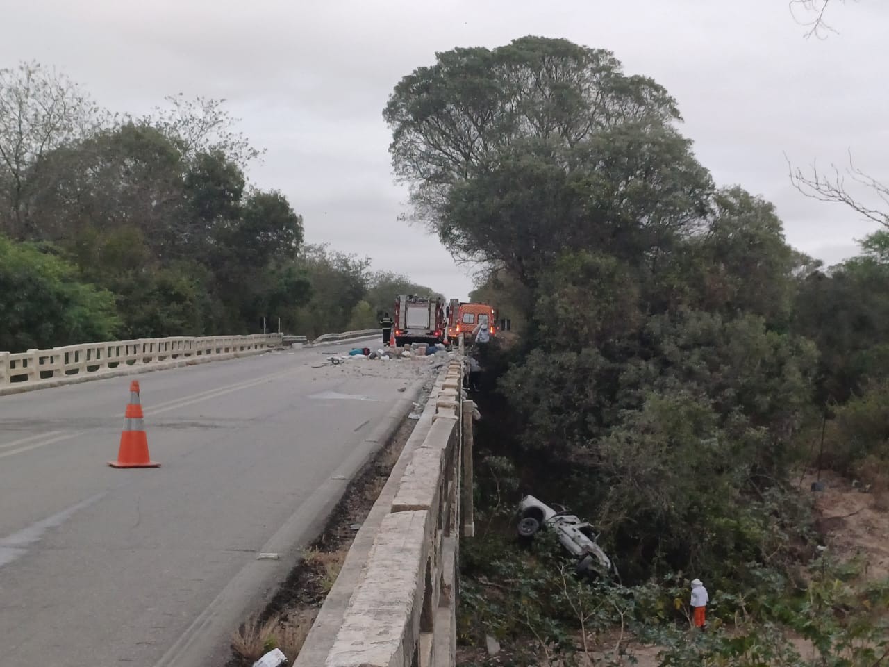 Carro sai da pista, cai de ponte e deixa três mortos e dois feridos em Canapi, AL