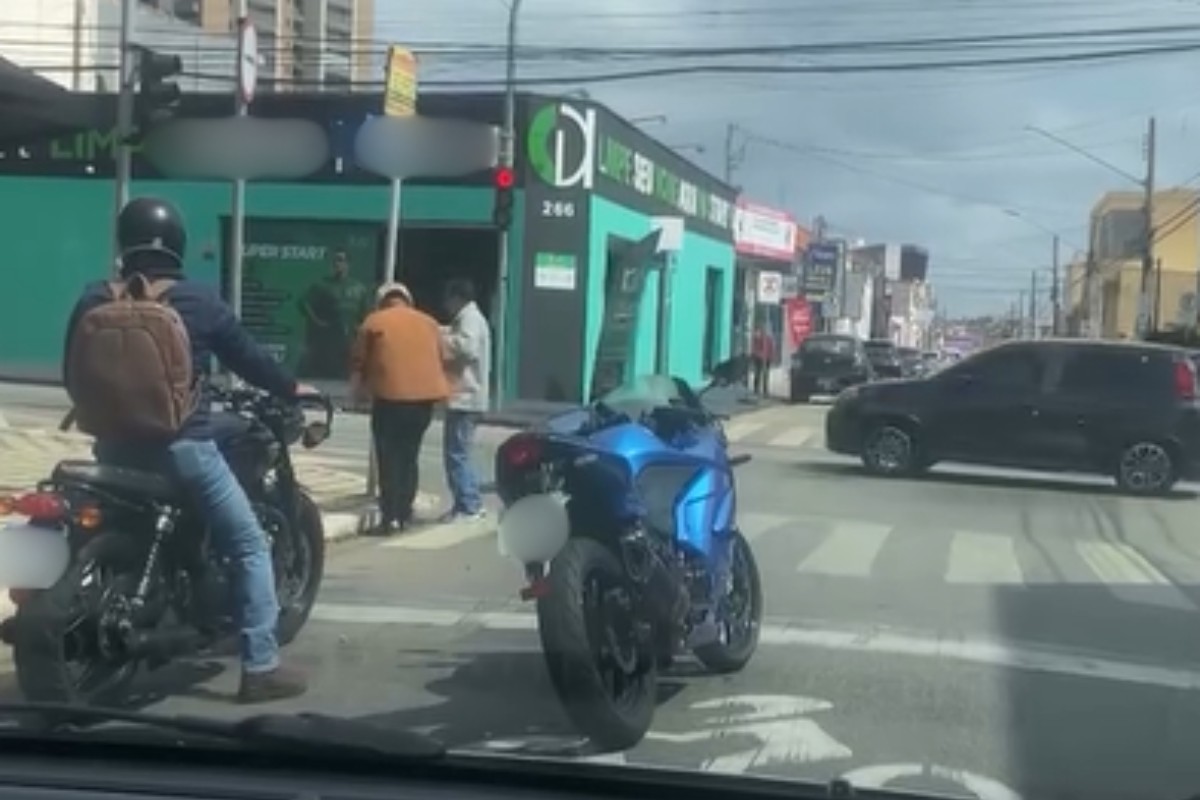 Motociclista ajuda idoso a atravessar a rua e atitude viraliza: ‘Não custa nada ajudar o próximo’