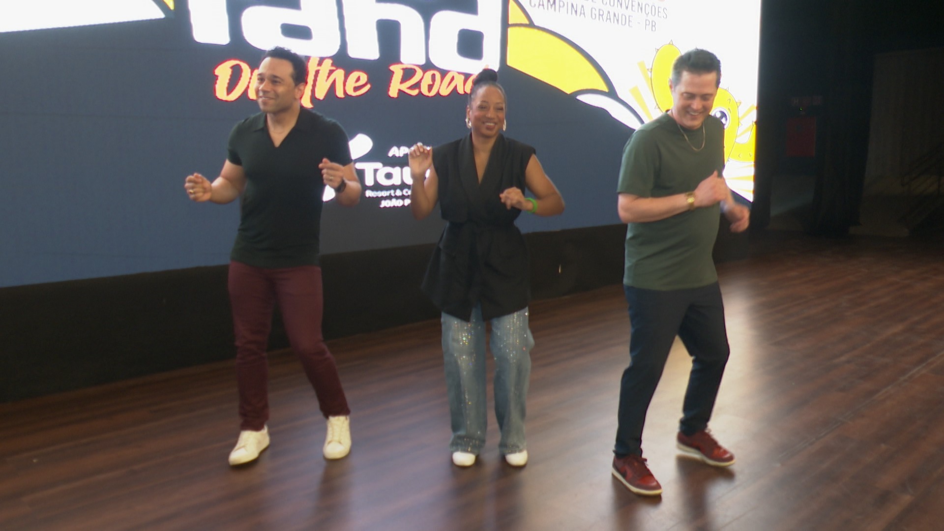 Elenco de High School Musical aprende a dançar forró e fala sobre relação com fãs em evento na PB; VÍDEO