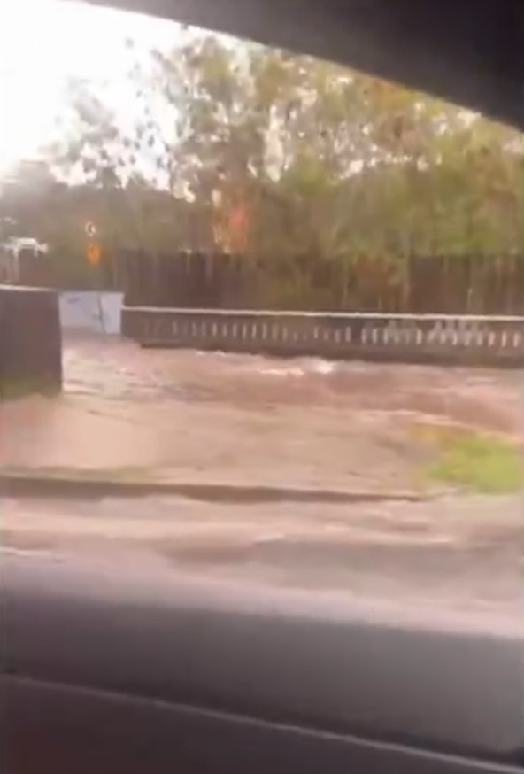 Chuva forte atinge BH e parte de estação do metrô alaga; vídeo mostra rua tomada por água
