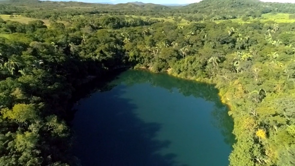 Lagoa Azul, em Niquelândia (GO), impressiona pela coloração e profundidade, de cerca de 200 metros — Foto: Crédito: Divulgação