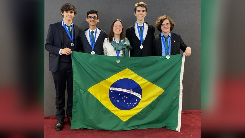 Equipe de estudantes brasileiros medalha de prata em torneio internacional de física. — Foto: IFCE/Reprodução