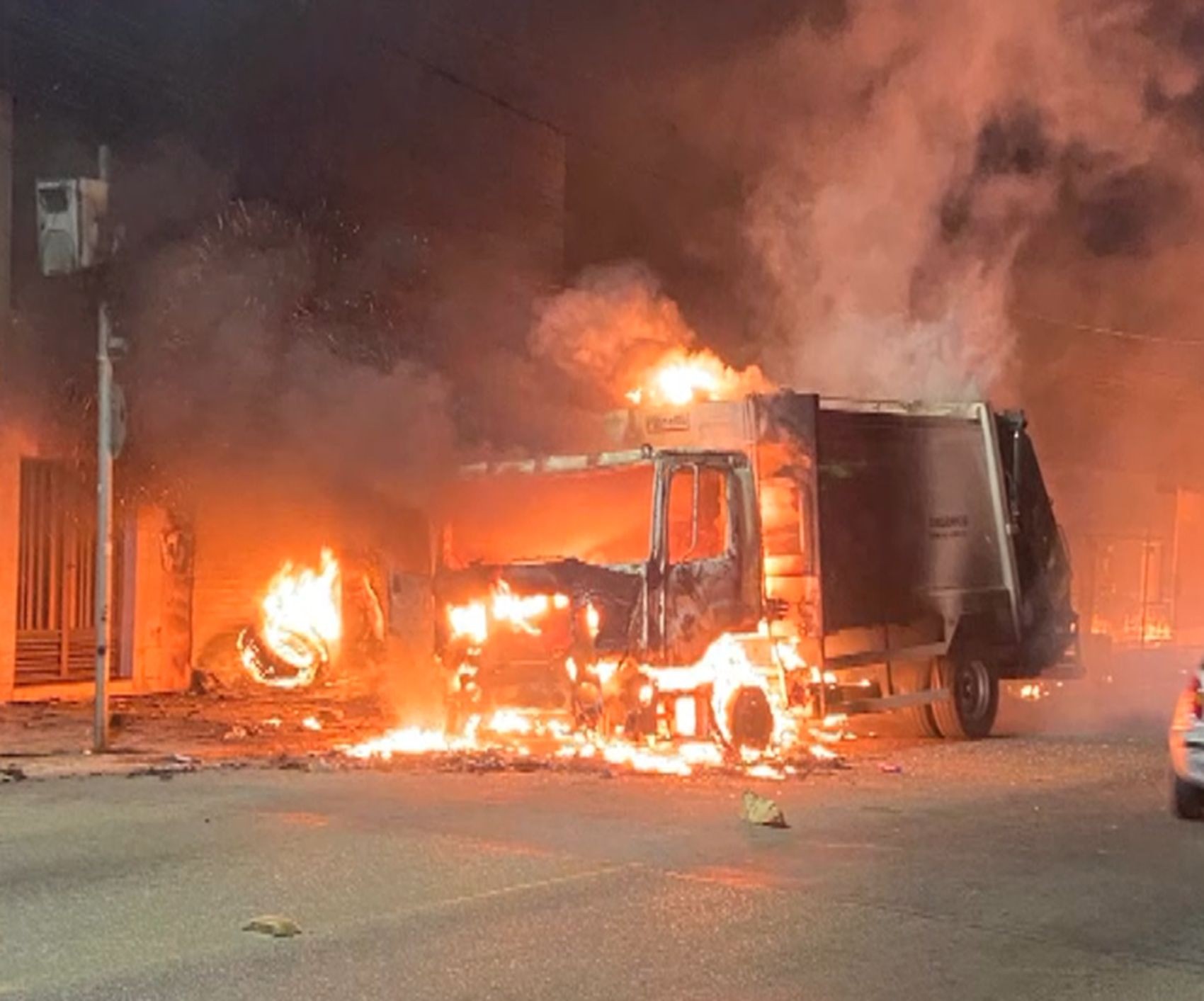 VÍDEO: Caminhão de coleta de lixo pega fogo e atinge casa em Ribeirópolis