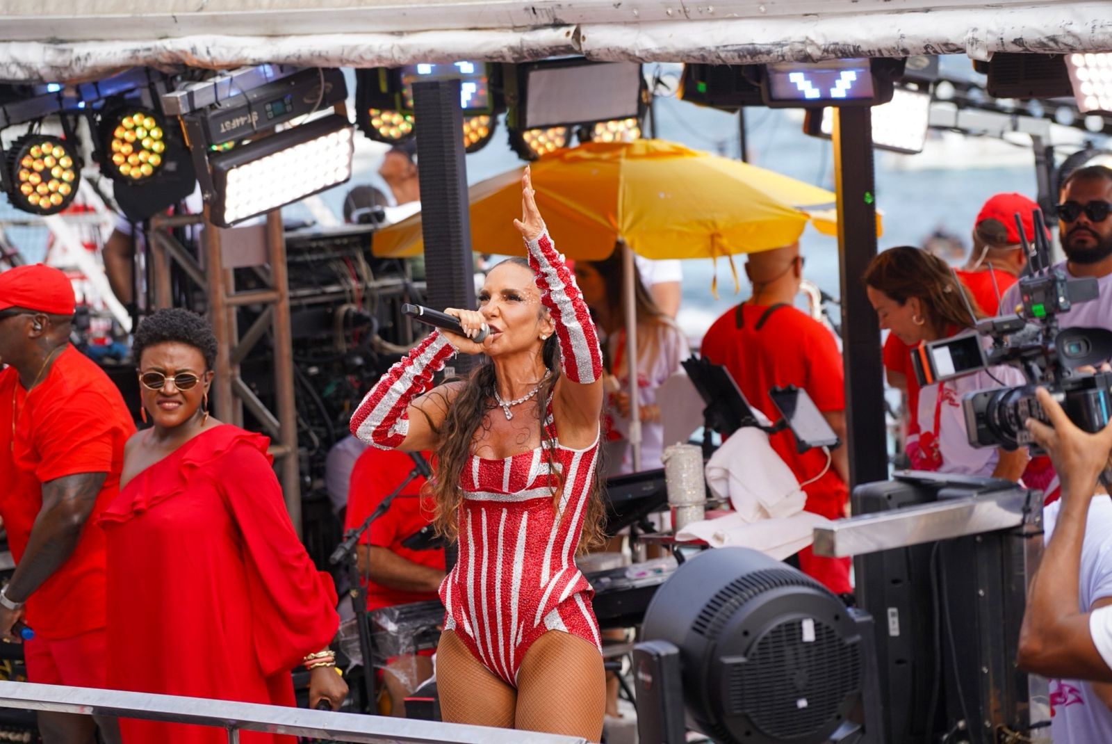 Ivete Sangalo inicia desfile com homenagem para Preta Gil: 'Antes de vir para cá, ouço as mensagens que ela me mandava'