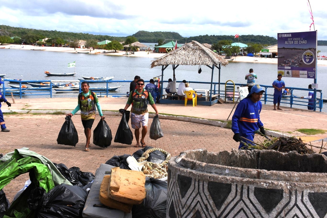 Ação coordenada por associações coleta 6 toneladas de lixo em praias de Alter do Chão