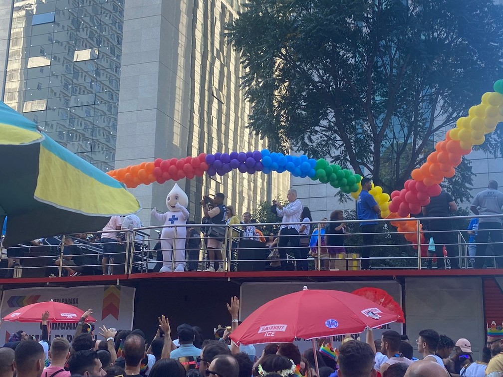 Zé Gotinha em trio elétrico na Parada do Orgulho LGBT+ em São Paulo — Foto: Deslange Paiva/g1