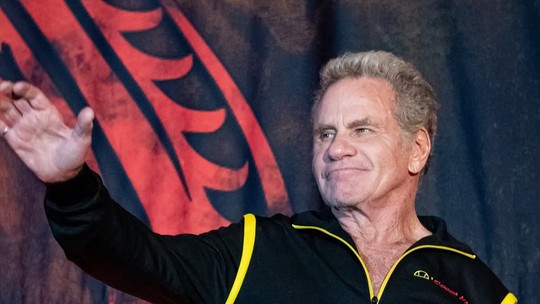Martin Kove, de 'Karate Kid', é expulso de evento após morder atriz, diz site - De acordo com o TMZ, Alicia Hannah-Kim acusou o astro de morder seu braço com tanta força, que chegou a sangrar. Ele alega que foi brincadeira.