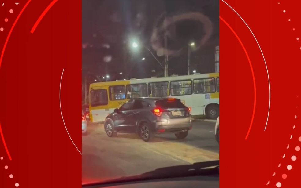 Ônibus foram atravessados após menino ser baleado em Salvador — Foto: Arquivo Pessoal