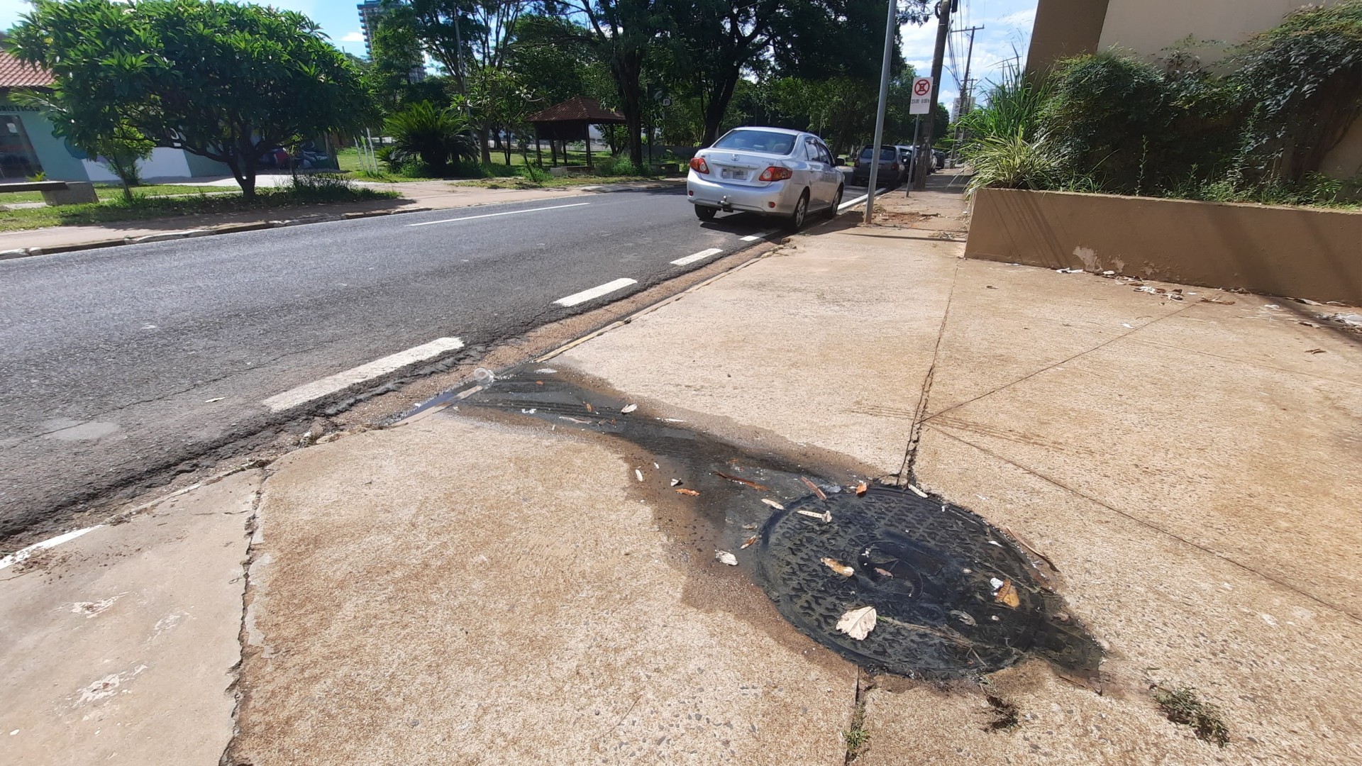 Vazamento de esgoto atinge tubulação da Sabesp na Avenida 14 de Setembro, no Parque do Povo, em Presidente Prudente