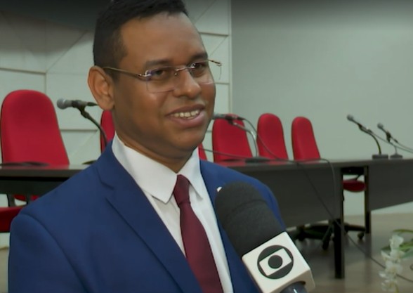Jovem que ajudou o pai pintor em reforma na OAB realiza sonho de ser advogado: 'realizados'