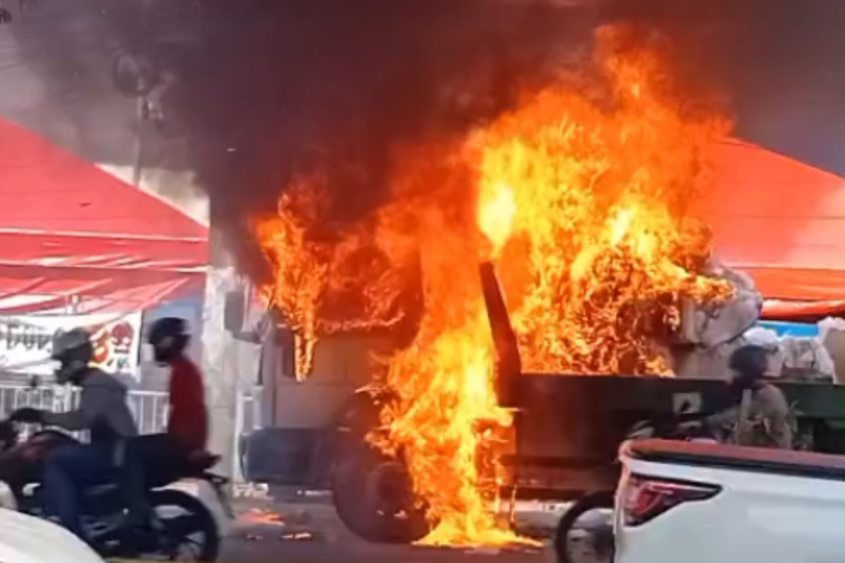 Caminhão pega fogo em avenida na Zona Leste de Manaus