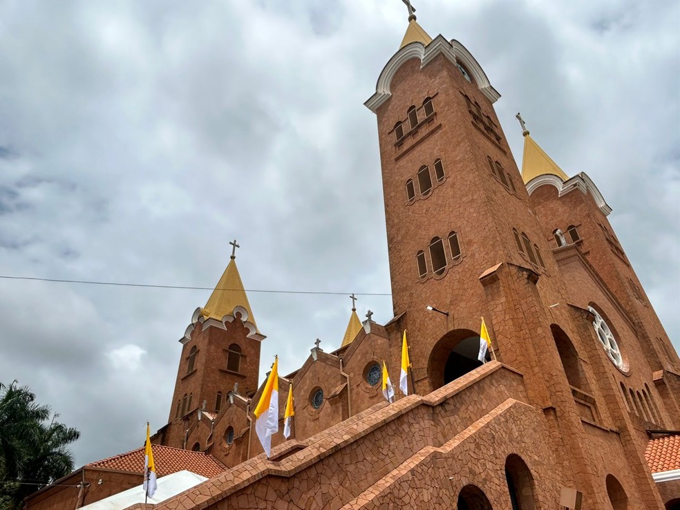 Igreja passa a ter um brasão distintivo e vários símbolos característicos das basílicas — Foto: Fernanda Vieira/TV Integração