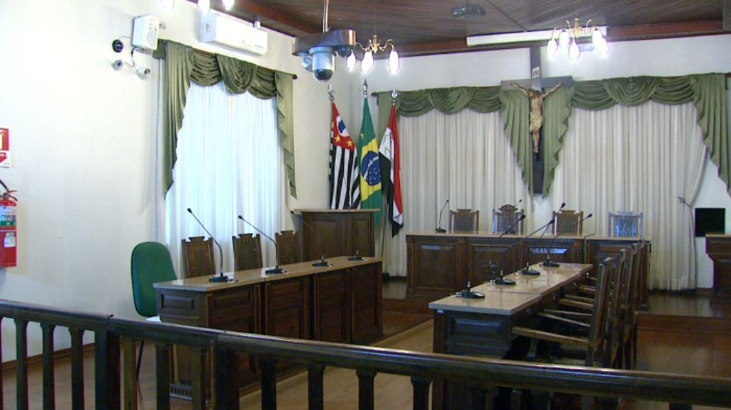 Câmara de Pirassununga aprova CP para investigar prefeito alvo de operação do Gaeco por favorecimento em contratos