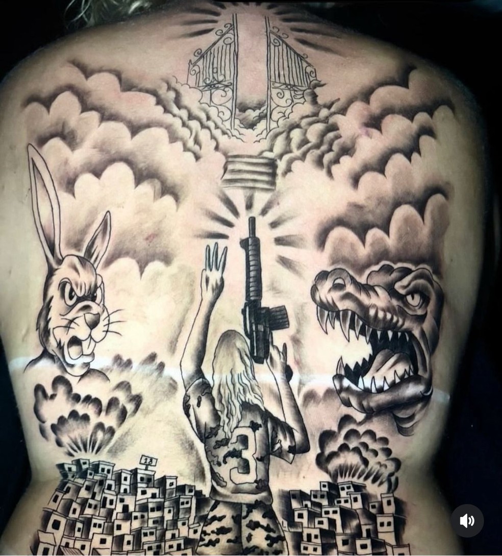 Tatuagem nas costas da Diaba Loira feita em homenagem ao TCP e a traficantes como Lacoste e Coelhão — Foto: Reprodução