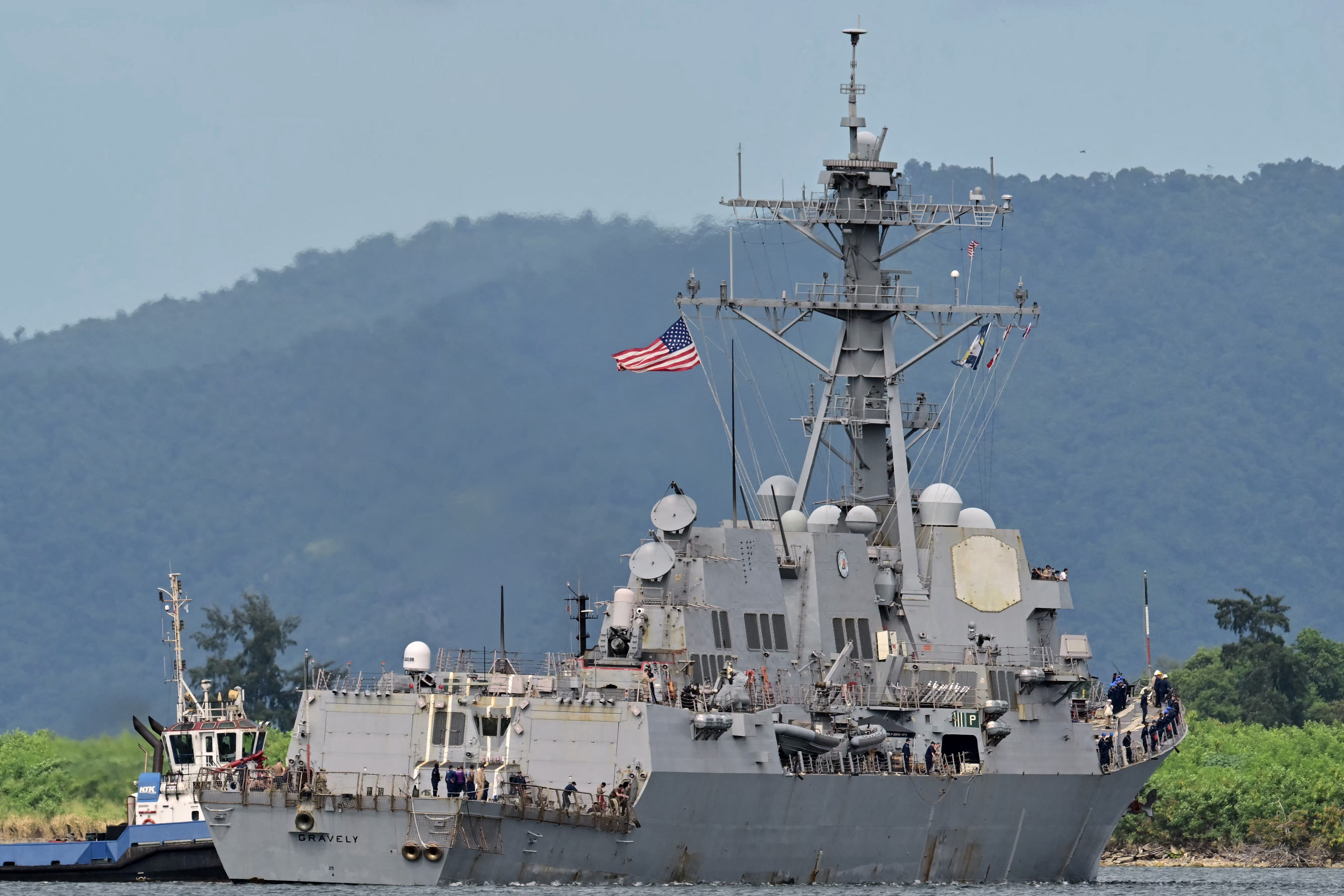 Navio de guerra dos EUA chega a Trinidad e Tobago, em frente à Venezuela