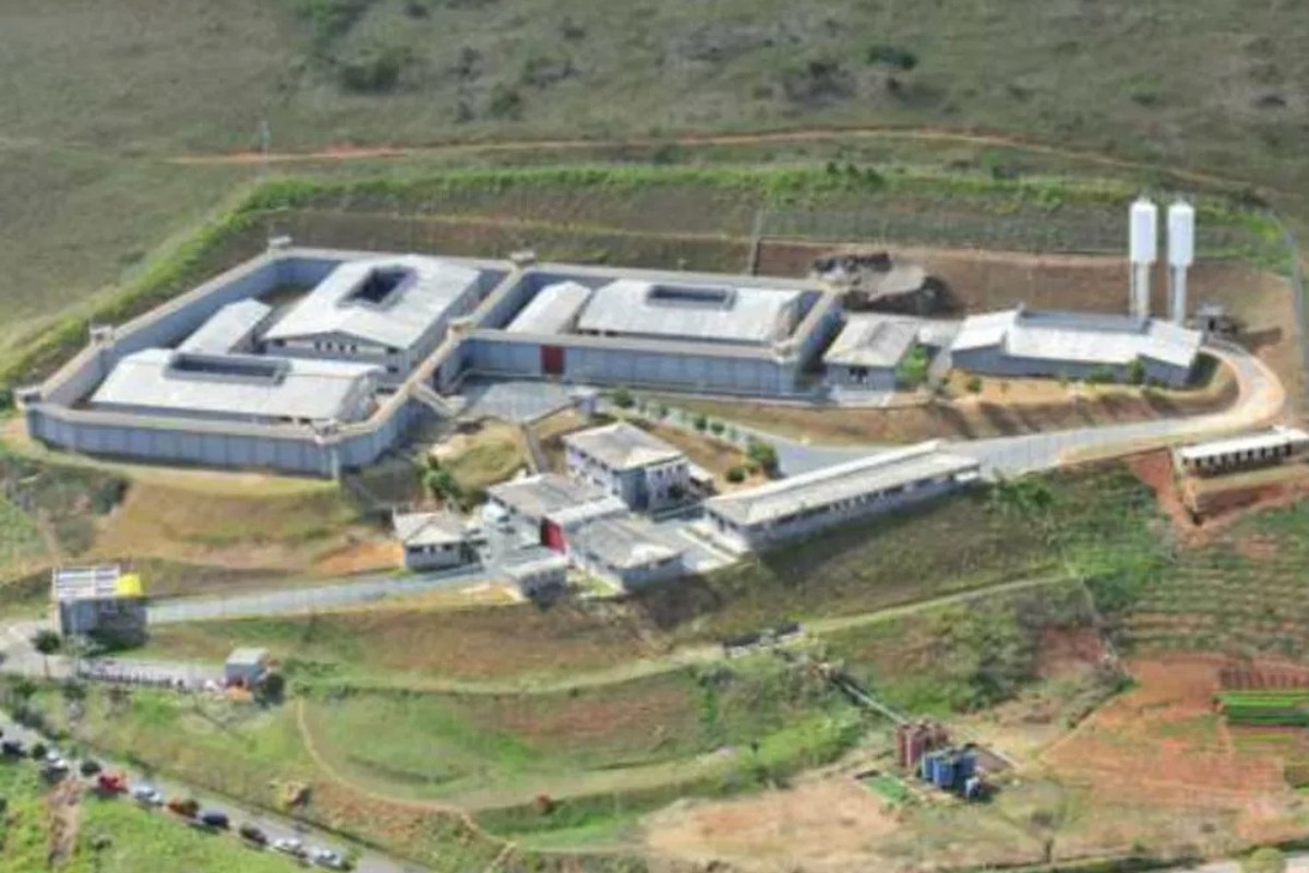 Detentos cavam buraco para fugir de penitenciária em Minas Gerais