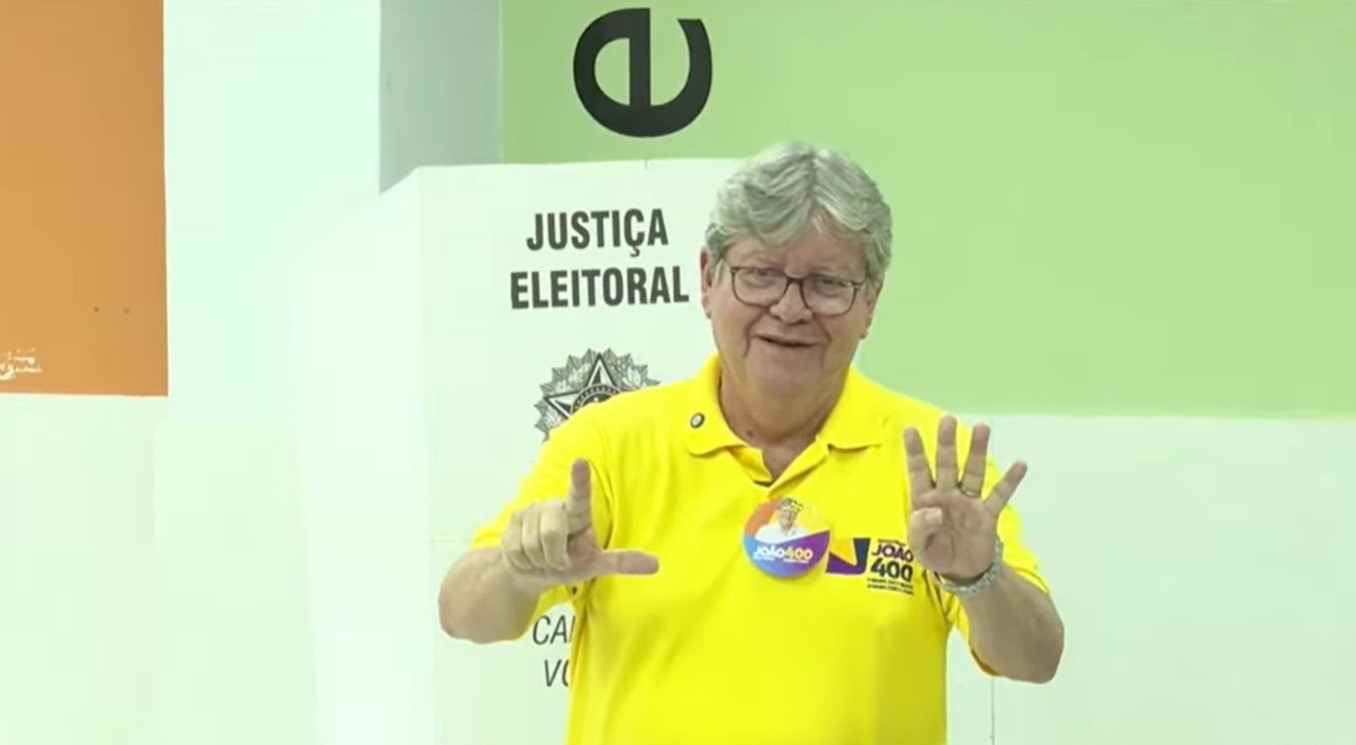 João Azevêdo (PSB) vota em João Pessoa
