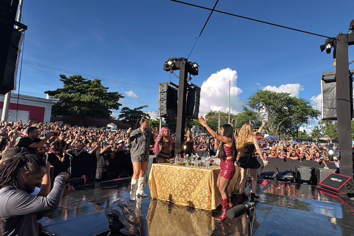 Priscila Senna arrasta multidão em show gratuito na Estação Ferroviária de Caruaru em plena tarde de quarta-feira