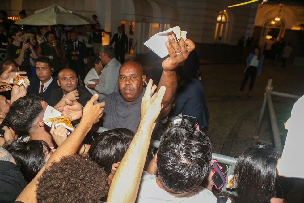 Lady Gaga manda distribuir pizza na porta do Hotel Copacabana Palace — Foto: Dilson Silva e JC Pereira/AgNews