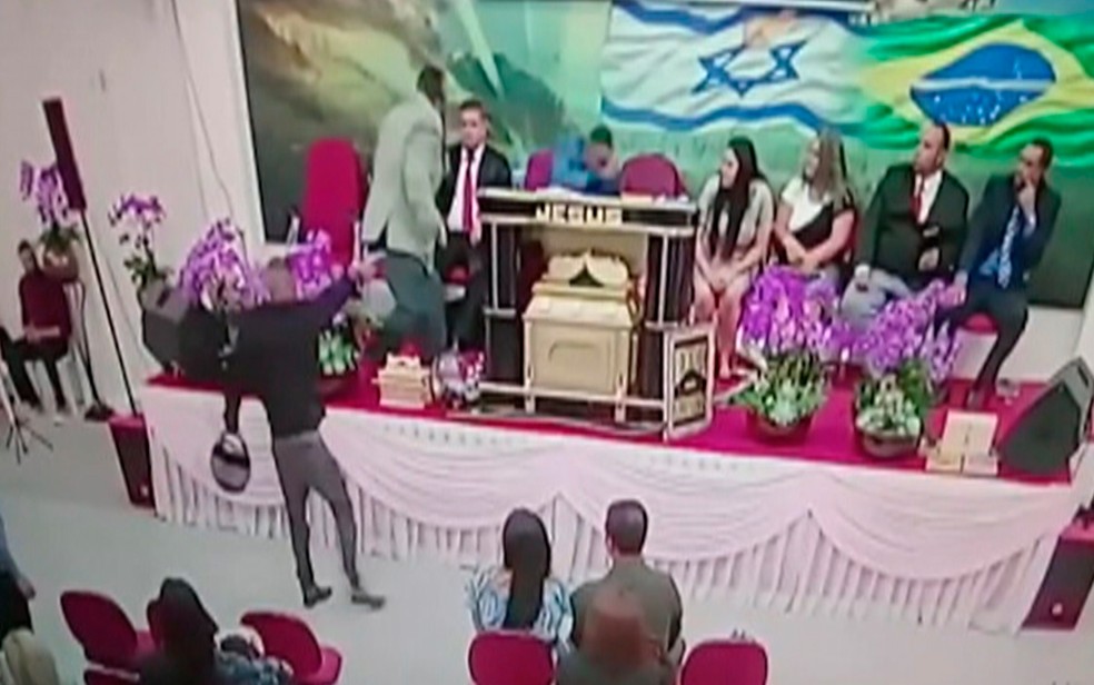 Pastor é baleado em igreja — Foto: Reprodução/TV Diário