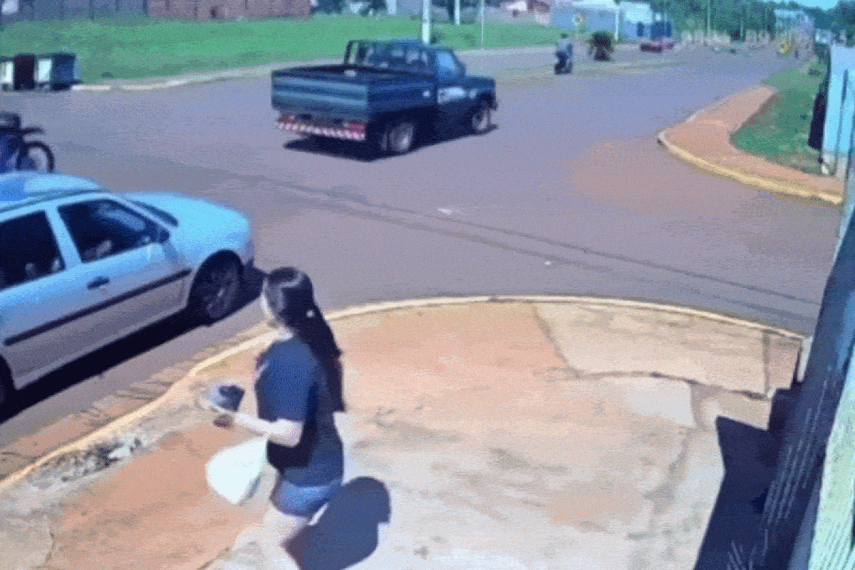 Motociclista vai parar no capô de carro ao bater em veículo estacionado em MS; VÍDEO