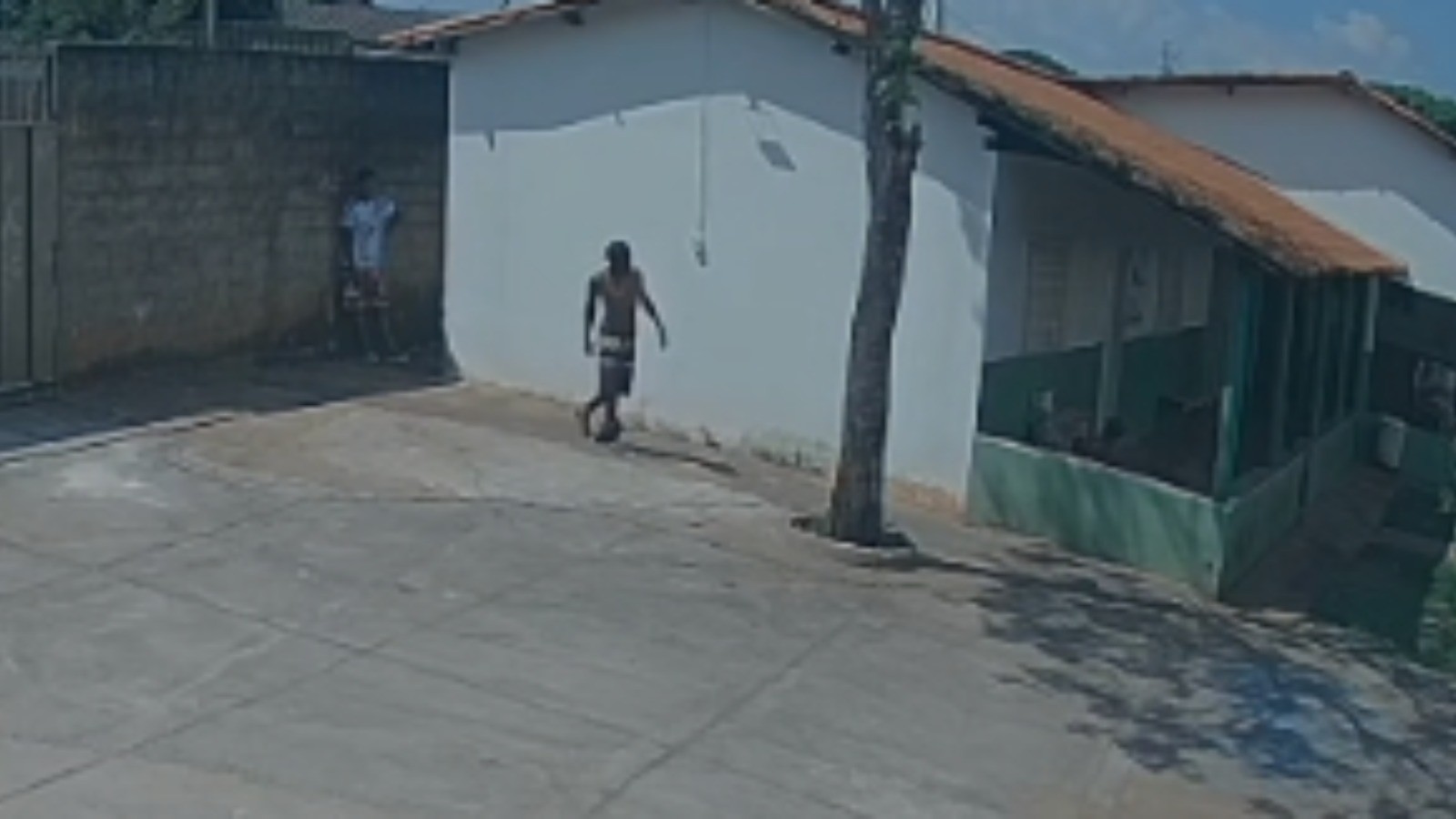 VÍDEO: Vizinhos percebem invasão a ONG e ajudam PM a prender dupla em Uberlândia 