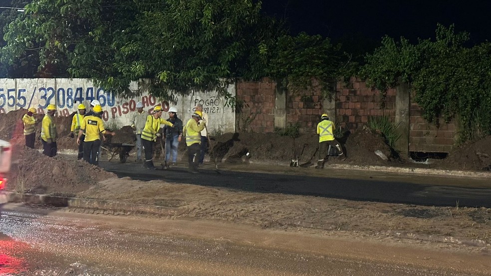 Cratera na avenida Olavo Montenegro foi fechada na noite de segunda-feira (17) — Foto: Kleber Teixeira/Inter TV Cabugi