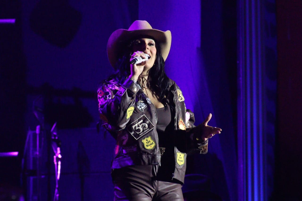 Ana Castela traz figurino diferenciado para show em festa universitária na Tusca; veja as fotos