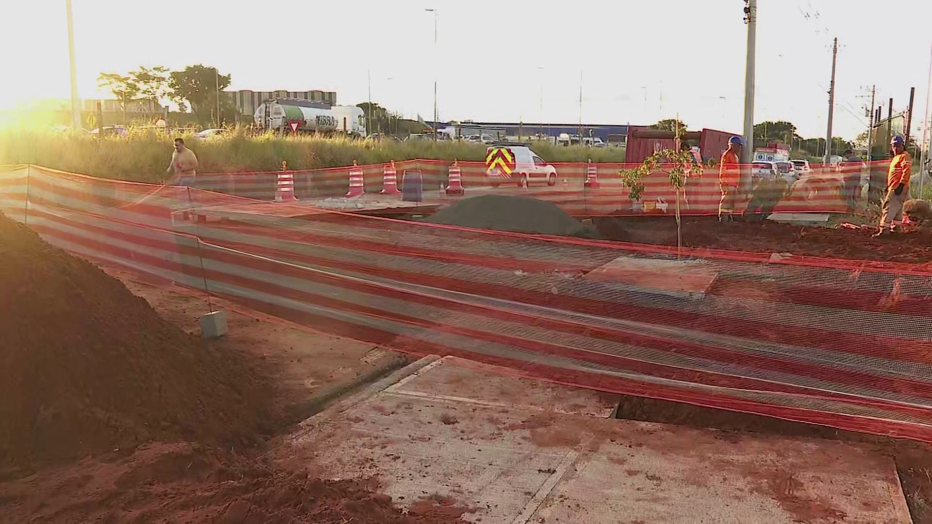 Operário é resgatado após ficar soterrado em obra às margens da Via Anhanguera em Ribeirão Preto