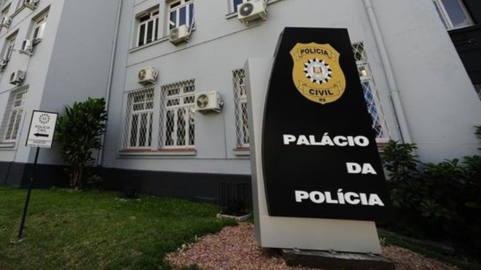 Mulher é presa suspeita de torturar filhos e enviar vídeos das agressões ao pai das crianças em Porto Alegre