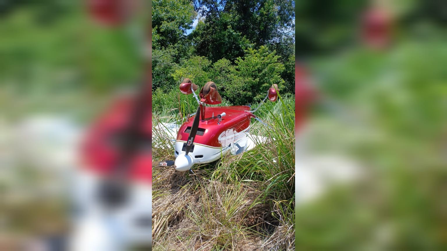 Avião para de cabeça para baixo após pouso de emergência em plantação em SC