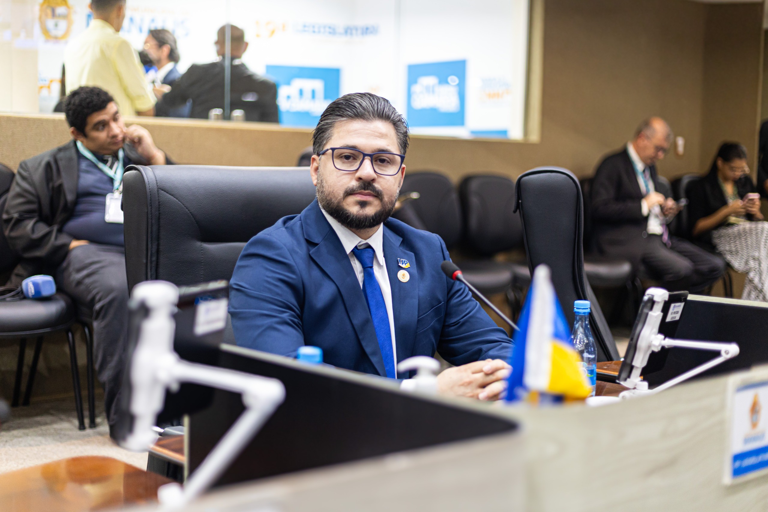 Amauri Gomes toma posse como vereador após 'dança das cadeiras' na Câmara Municipal de Manaus; entenda