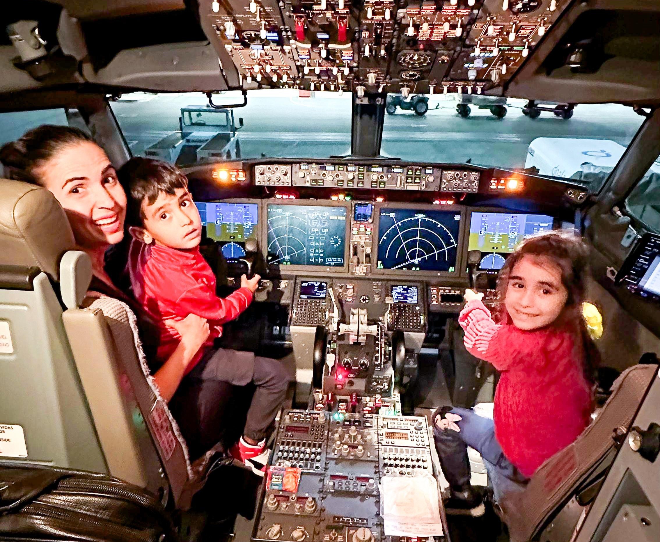 Mamãe piloto conta como divide tempo entre maternidade e a rotina dos voos comerciais: 'É possível'