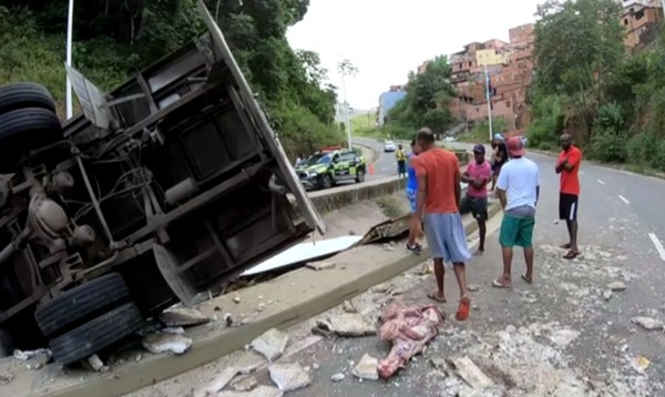 Carne ficou espalhada na pista após acidente — Foto: Redes sociais