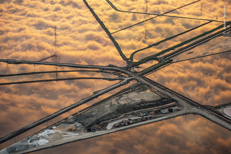 Reflexo das nuvens em lagoas de extração de sal na baía de São Francisco, nos Estados Unidos. — Foto: Jassen Todorov