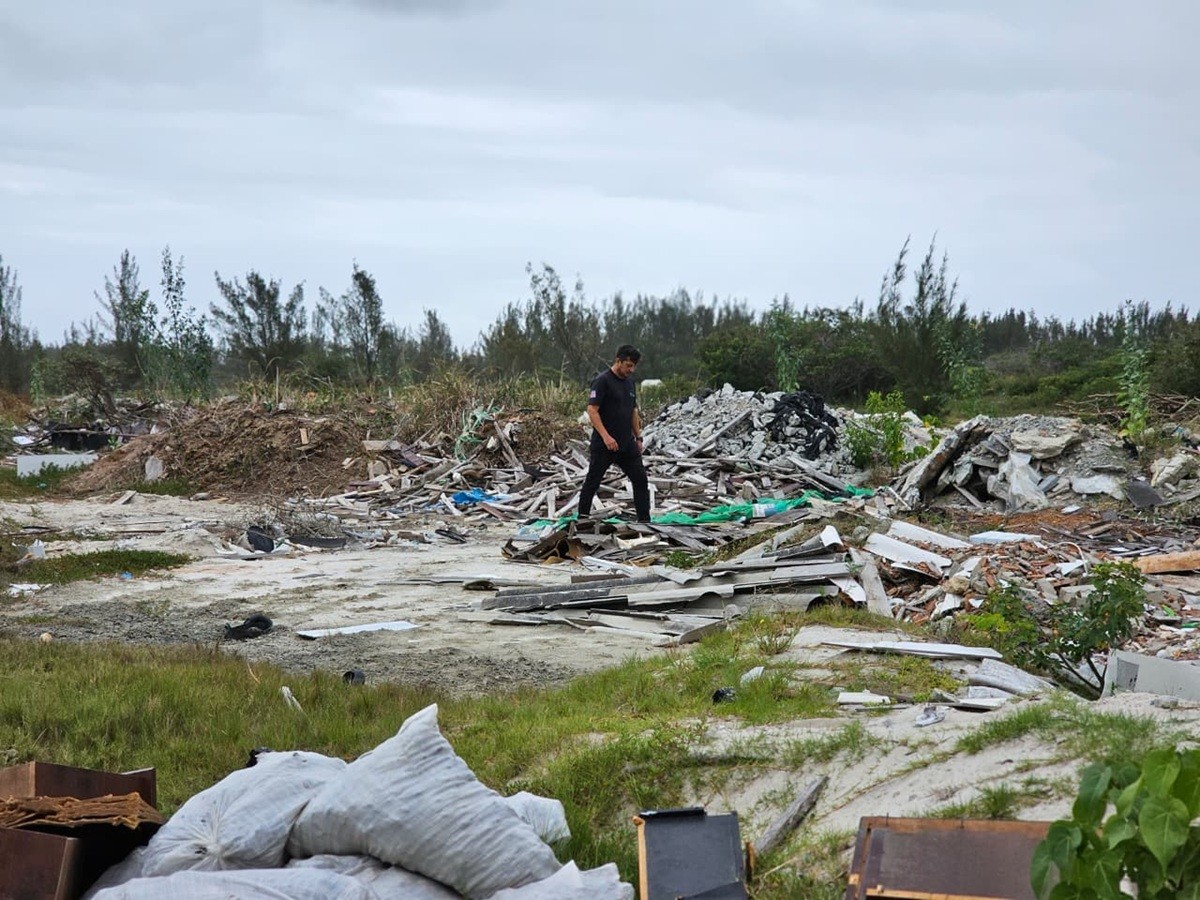 Fiscalização encontra descarte irregular de lixo em área particular de Arraial do Cabo